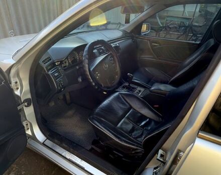 Серый Мерседес Е-Класс, объемом двигателя 2.4 л и пробегом 178 тыс. км за 3500 $, фото 4 на Automoto.ua