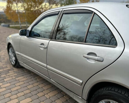 Мерседес Е-Клас 2000 у Сторожинце на Automoto.ua Сірий Мерседес Е-Клас, об'ємом двигуна 2.7 л та пробігом 346 тис. км за 5200 $, фото 13 на Automoto.ua