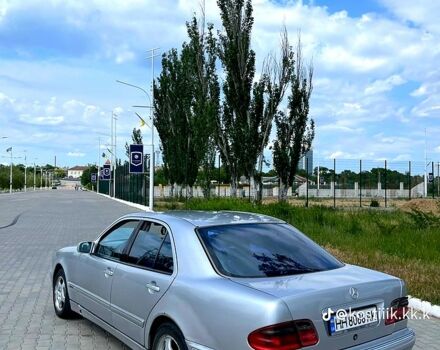 Серый Мерседес Е-Класс, объемом двигателя 3.2 л и пробегом 500 тыс. км за 3000 $, фото 3 на Automoto.ua