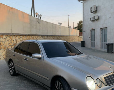 Сірий Мерседес Е-Клас, об'ємом двигуна 2 л та пробігом 300 тис. км за 2700 $, фото 2 на Automoto.ua