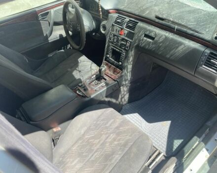 Мерседес Е-Класс 2000 в Самборе на Automoto.ua Серый Мерседес Е-Класс, объемом двигателя 2 л и пробегом 200 тыс. км за 300 $, фото 18 на Automoto.ua