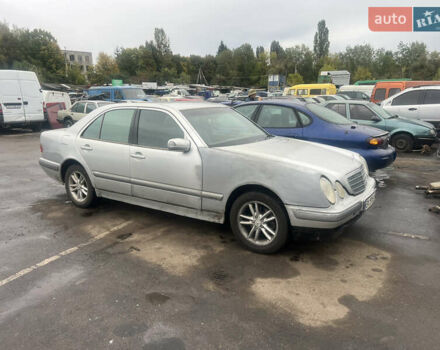 Серый Мерседес Е-Класс, объемом двигателя 2.4 л и пробегом 338 тыс. км за 2999 $, фото 1 на Automoto.ua