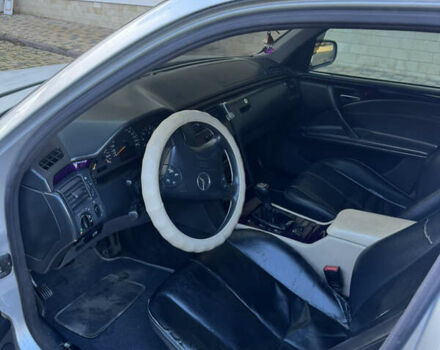 Серый Мерседес Е-Класс, объемом двигателя 2.6 л и пробегом 300 тыс. км за 2450 $, фото 11 на Automoto.ua