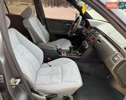 Серый Мерседес Е-Класс, объемом двигателя 2 л и пробегом 330 тыс. км за 2999 $, фото 15 на Automoto.ua