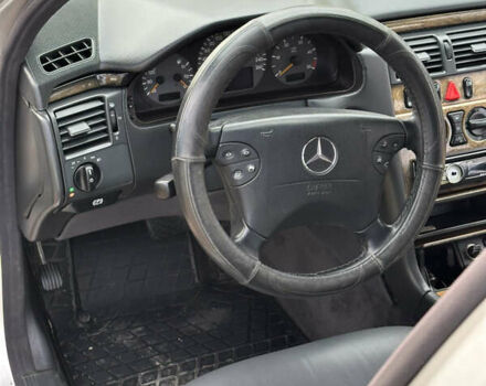Мерседес Е-Клас 2000 у Сторожинце на Automoto.ua Сірий Мерседес Е-Клас, об'ємом двигуна 2.7 л та пробігом 346 тис. км за 5200 $, фото 25 на Automoto.ua