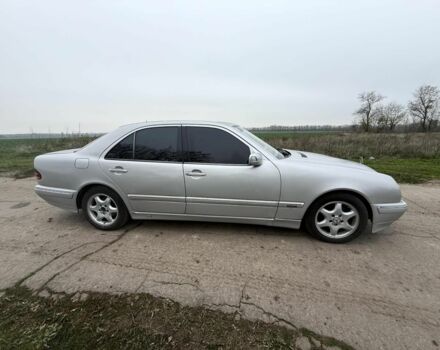 Серый Мерседес Е-Класс, объемом двигателя 2.2 л и пробегом 360 тыс. км за 3500 $, фото 3 на Automoto.ua