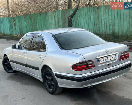 Сірий Мерседес Е-Клас, об'ємом двигуна 2 л та пробігом 300 тис. км за 2999 $, фото 1 на Automoto.ua
