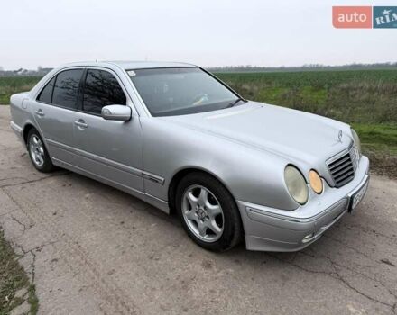 Серый Мерседес Е-Класс, объемом двигателя 2.2 л и пробегом 360 тыс. км за 3500 $, фото 3 на Automoto.ua