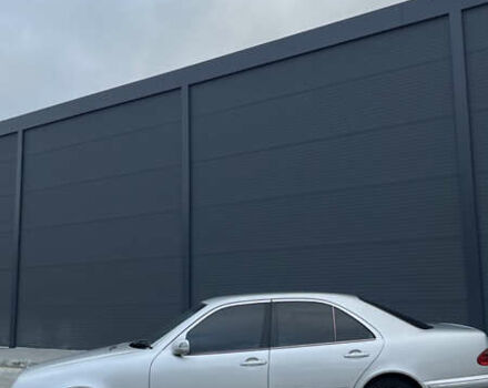 Серый Мерседес Е-Класс, объемом двигателя 3.2 л и пробегом 328 тыс. км за 6200 $, фото 2 на Automoto.ua