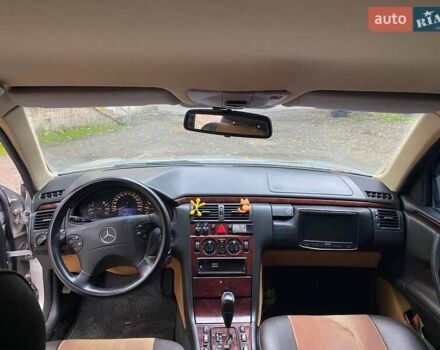 Сірий Мерседес Е-Клас, об'ємом двигуна 2 л та пробігом 350 тис. км за 4500 $, фото 7 на Automoto.ua