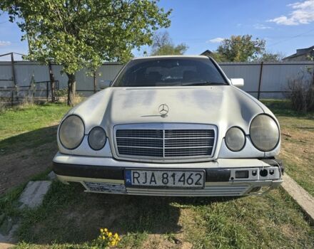 Сірий Мерседес Е-Клас, об'ємом двигуна 2 л та пробігом 408 тис. км за 2519 $, фото 1 на Automoto.ua