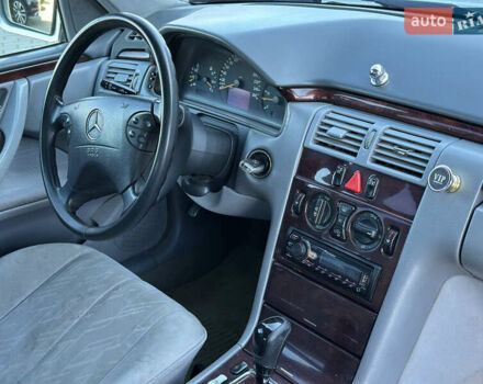 Сірий Мерседес Е-Клас, об'ємом двигуна 2.15 л та пробігом 366 тис. км за 2800 $, фото 14 на Automoto.ua