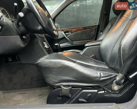 Серый Мерседес Е-Класс, объемом двигателя 2.69 л и пробегом 353 тыс. км за 3750 $, фото 30 на Automoto.ua