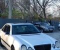 Серый Мерседес Е-Класс, объемом двигателя 2 л и пробегом 400 тыс. км за 3900 $, фото 1 на Automoto.ua