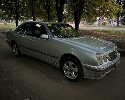 Серый Мерседес Е-Класс, объемом двигателя 3.2 л и пробегом 300 тыс. км за 4999 $, фото 1 на Automoto.ua