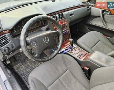 Серый Мерседес Е-Класс, объемом двигателя 2.15 л и пробегом 405 тыс. км за 4200 $, фото 5 на Automoto.ua