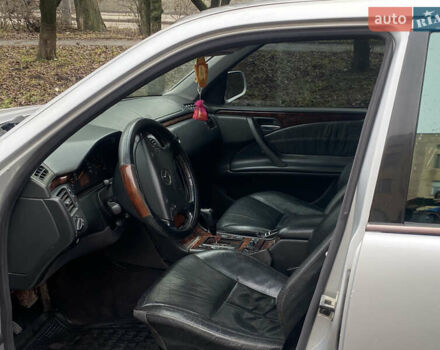 Серый Мерседес Е-Класс, объемом двигателя 3.2 л и пробегом 400 тыс. км за 2500 $, фото 9 на Automoto.ua