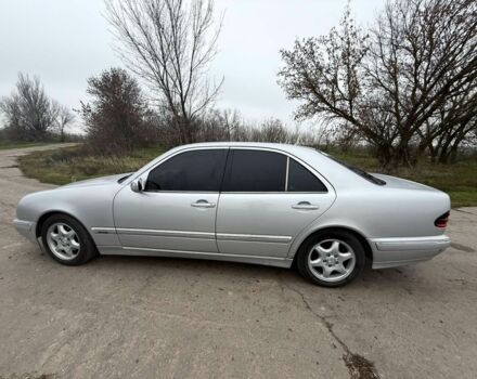 Серый Мерседес Е-Класс, объемом двигателя 2.2 л и пробегом 360 тыс. км за 3500 $, фото 5 на Automoto.ua