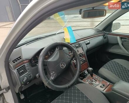 Сірий Мерседес Е-Клас, об'ємом двигуна 2.2 л та пробігом 300 тис. км за 4700 $, фото 10 на Automoto.ua