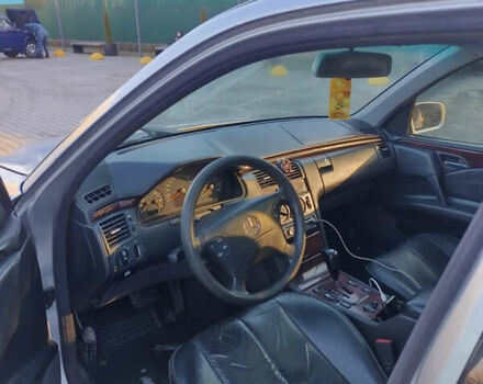 Сірий Мерседес Е-Клас, об'ємом двигуна 2 л та пробігом 444 тис. км за 2999 $, фото 8 на Automoto.ua