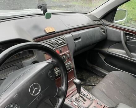Сірий Мерседес Е-Клас, об'ємом двигуна 2.1 л та пробігом 480 тис. км за 2900 $, фото 4 на Automoto.ua