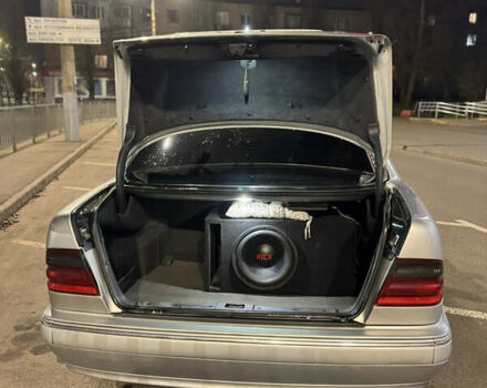 Серый Мерседес Е-Класс, объемом двигателя 3.2 л и пробегом 361 тыс. км за 5000 $, фото 9 на Automoto.ua