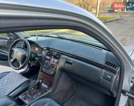 Сірий Мерседес Е-Клас, об'ємом двигуна 2 л та пробігом 300 тис. км за 2999 $, фото 9 на Automoto.ua