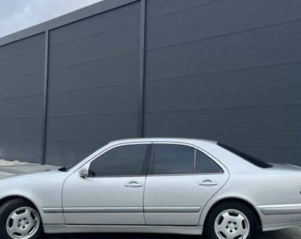 Серый Мерседес Е-Класс, объемом двигателя 3.2 л и пробегом 328 тыс. км за 6200 $, фото 3 на Automoto.ua