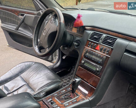 Серый Мерседес Е-Класс, объемом двигателя 3.2 л и пробегом 400 тыс. км за 2500 $, фото 16 на Automoto.ua