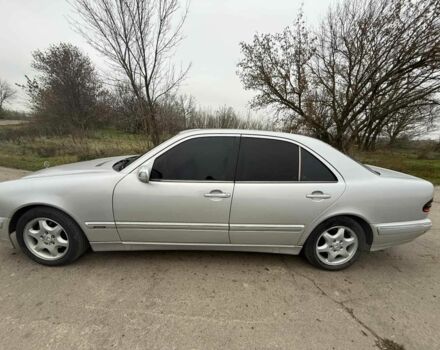 Серый Мерседес Е-Класс, объемом двигателя 2.2 л и пробегом 360 тыс. км за 3500 $, фото 2 на Automoto.ua