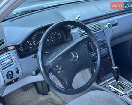 Сірий Мерседес Е-Клас, об'ємом двигуна 2.15 л та пробігом 366 тис. км за 2800 $, фото 15 на Automoto.ua