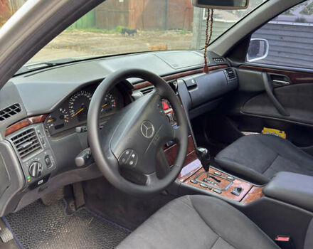 Серый Мерседес Е-Класс, объемом двигателя 2.8 л и пробегом 350 тыс. км за 4300 $, фото 8 на Automoto.ua