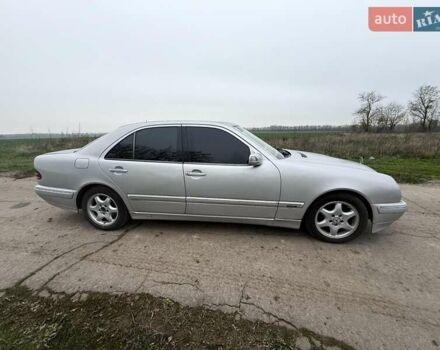 Серый Мерседес Е-Класс, объемом двигателя 2.2 л и пробегом 360 тыс. км за 3500 $, фото 2 на Automoto.ua