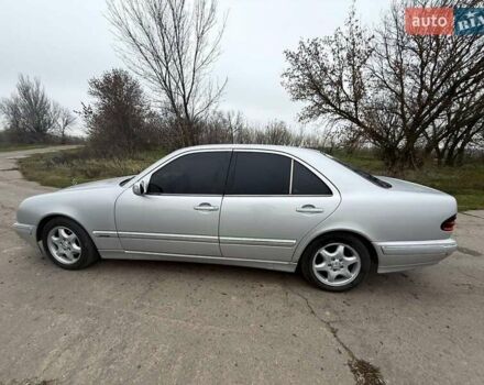 Серый Мерседес Е-Класс, объемом двигателя 2.2 л и пробегом 360 тыс. км за 3500 $, фото 4 на Automoto.ua