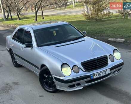 Сірий Мерседес Е-Клас, об'ємом двигуна 2 л та пробігом 300 тис. км за 2999 $, фото 2 на Automoto.ua