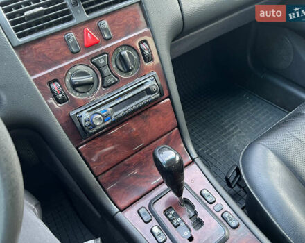 Сірий Мерседес Е-Клас, об'ємом двигуна 2 л та пробігом 300 тис. км за 2999 $, фото 5 на Automoto.ua