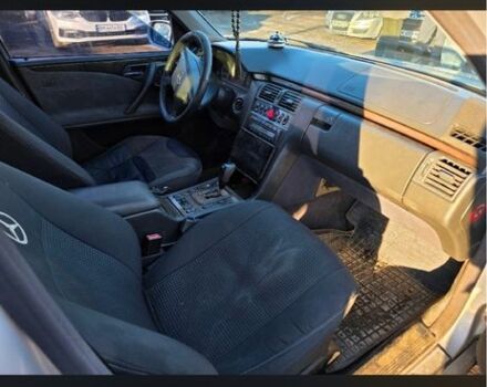 Серый Мерседес Е-Класс, объемом двигателя 4.2 л и пробегом 544 тыс. км за 3900 $, фото 9 на Automoto.ua