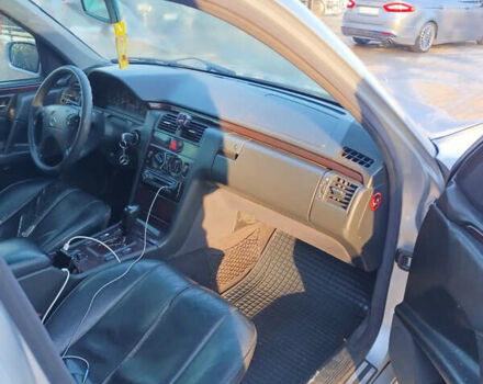 Сірий Мерседес Е-Клас, об'ємом двигуна 2 л та пробігом 444 тис. км за 2999 $, фото 10 на Automoto.ua