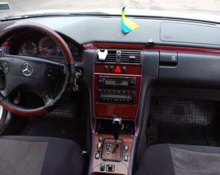 Серый Мерседес Е-Класс, объемом двигателя 2.7 л и пробегом 368 тыс. км за 3900 $, фото 9 на Automoto.ua