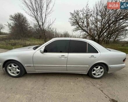 Серый Мерседес Е-Класс, объемом двигателя 2.2 л и пробегом 360 тыс. км за 3500 $, фото 1 на Automoto.ua