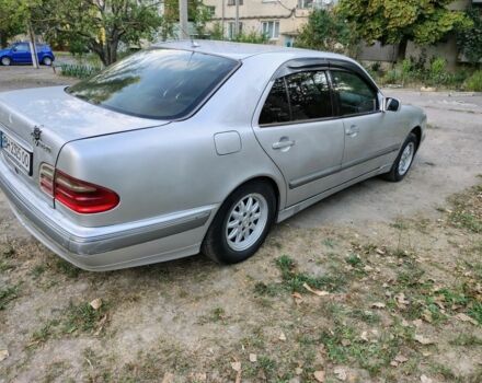 Серый Мерседес Е-Класс, объемом двигателя 2.1 л и пробегом 400 тыс. км за 3600 $, фото 3 на Automoto.ua