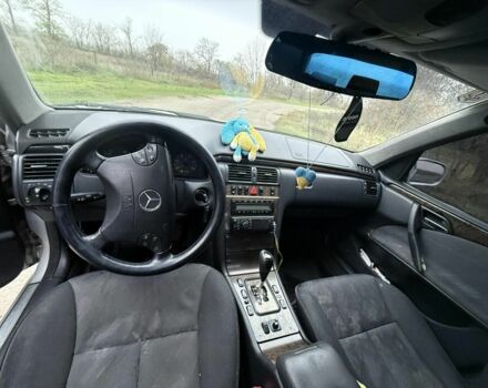 Серый Мерседес Е-Класс, объемом двигателя 2.2 л и пробегом 360 тыс. км за 3500 $, фото 1 на Automoto.ua