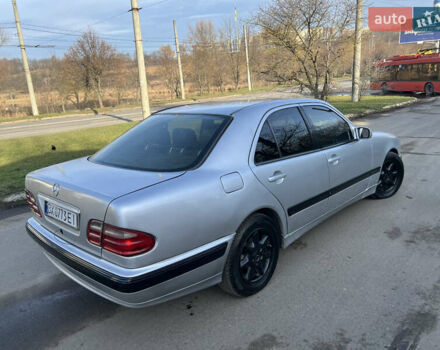 Сірий Мерседес Е-Клас, об'ємом двигуна 2 л та пробігом 300 тис. км за 2999 $, фото 7 на Automoto.ua