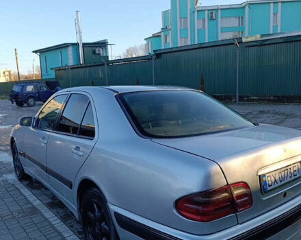 Сірий Мерседес Е-Клас, об'ємом двигуна 2 л та пробігом 444 тис. км за 2999 $, фото 4 на Automoto.ua