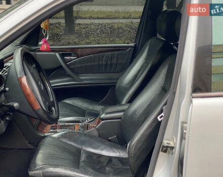 Серый Мерседес Е-Класс, объемом двигателя 3.2 л и пробегом 400 тыс. км за 2500 $, фото 11 на Automoto.ua
