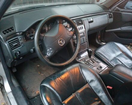 Серый Мерседес Е-Класс, объемом двигателя 2 л и пробегом 450 тыс. км за 2500 $, фото 5 на Automoto.ua