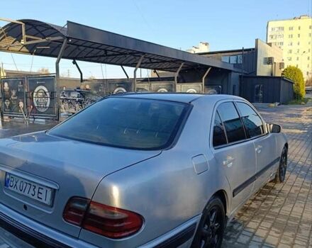 Серый Мерседес Е-Класс, объемом двигателя 2 л и пробегом 400 тыс. км за 3900 $, фото 4 на Automoto.ua