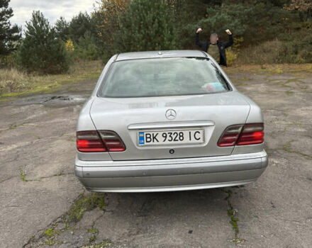 Мерседес Е-Класс 2001 в Владимирце на Automoto.ua Серый Мерседес Е-Класс, объемом двигателя 2.7 л и пробегом 352 тыс. км за 2800 $, фото 1 на Automoto.ua