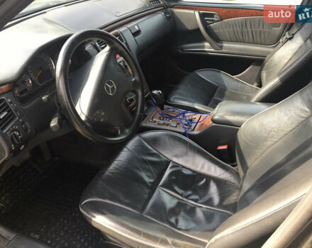Мерседес Е-Класс 2001 в Старом Самборе на Automoto.ua Серый Мерседес Е-Класс, объемом двигателя 3.22 л и пробегом 420 тыс. км за 4100 $, фото 2 на Automoto.ua