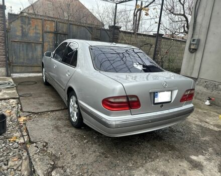 Серый Мерседес Е-Класс, объемом двигателя 2.8 л и пробегом 450 тыс. км за 3600 $, фото 2 на Automoto.ua